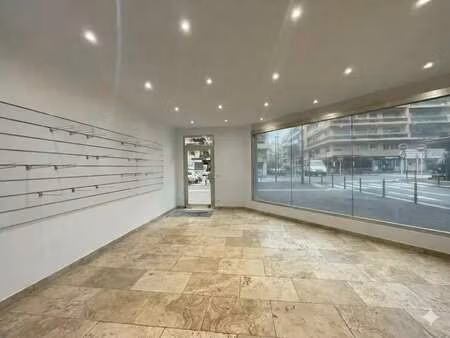 location commerce 127 m²