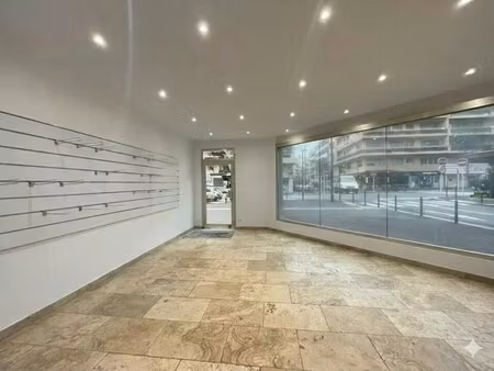 location commerce antibes 06600 127m²