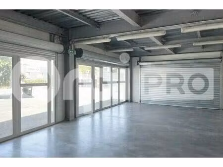 location commerce 99 m²