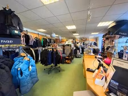 location commerce 275 m²