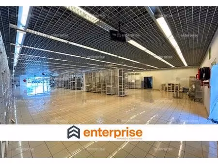 location commerce 750 m²