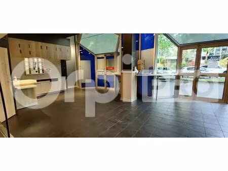 location commerce 165 m²