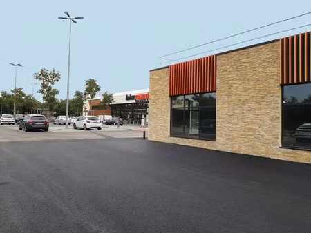 location commerce 100 m²