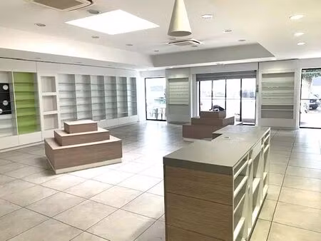 location commerce malestroit 56140 230m²