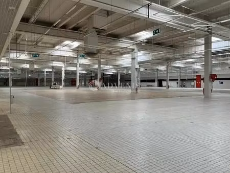 location commerce 7 000 m²