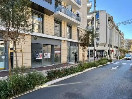 location commerce antibes 06600 221m²