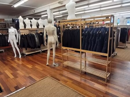 location commerce champagne-au-mont-d’or 69410 325m²