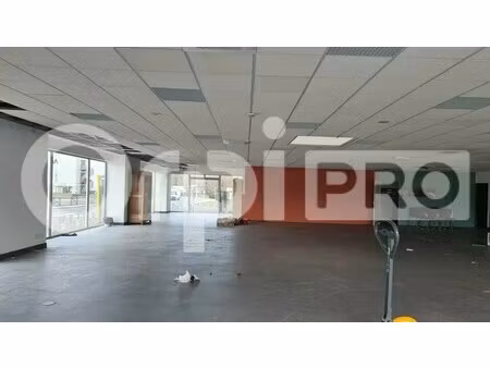 location commerce 835 m²