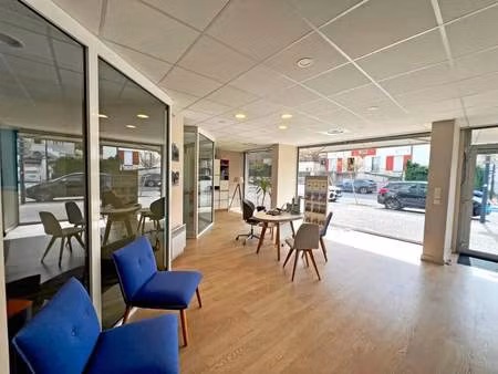 location commerce 104 m²