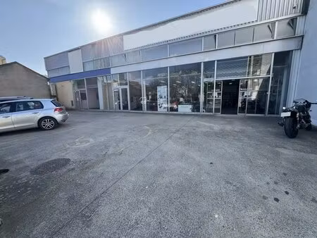 location commerce 801 m²