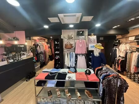 location commerce 60 m²