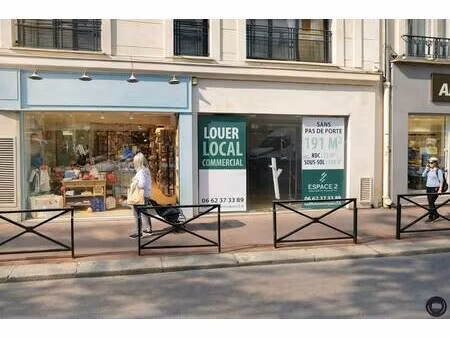location commerce 165 m²
