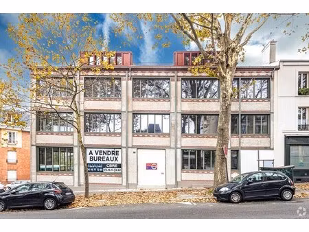 location commerce 840 m²