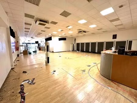 location commerce 710 m²