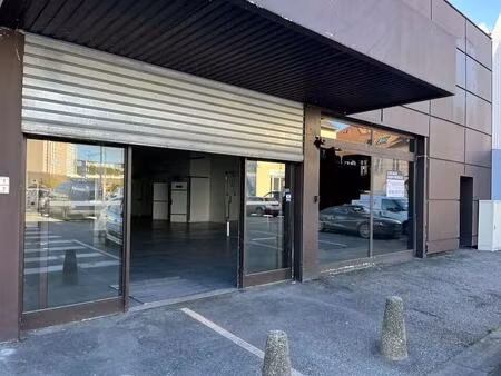location commerce 273 m²