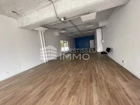 location commerce 131 m²