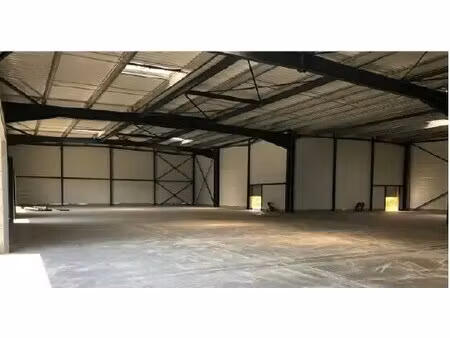 location commerce 779 m² à 2 950 m²
