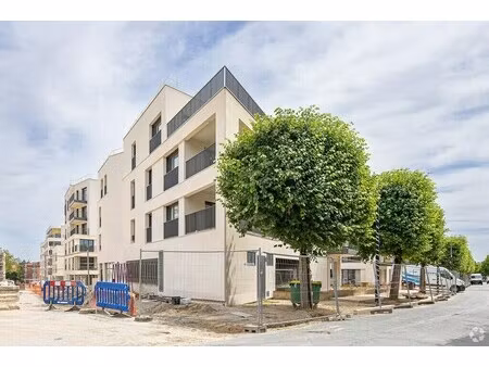 location commerce 82 m²