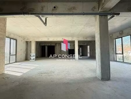 location commerce 155 m² à 741 m²