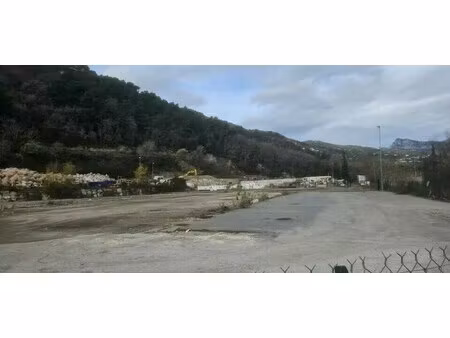 location terrain 8 000 m²