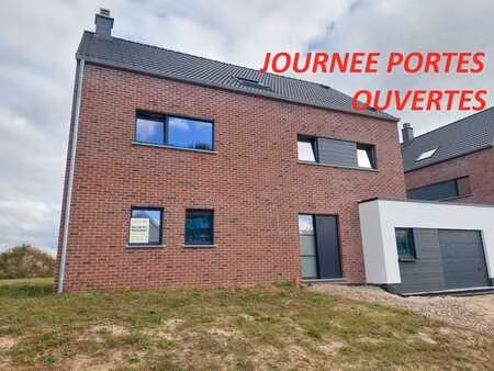 maison 3 facades jointive par le garage avec superbe vue