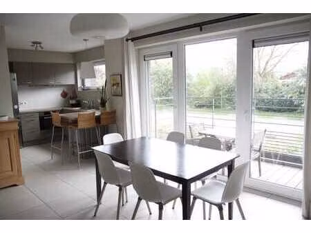 lumineux sans vis-à-vis avec parking et cave.