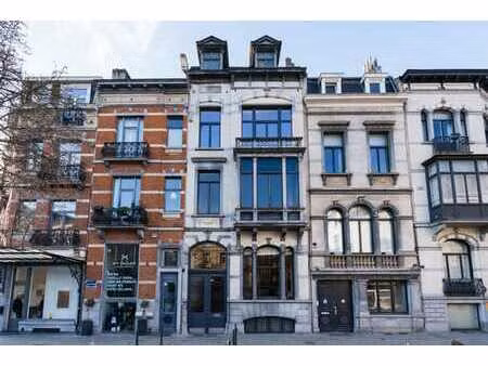 immeuble de bureau et logement au châtelain