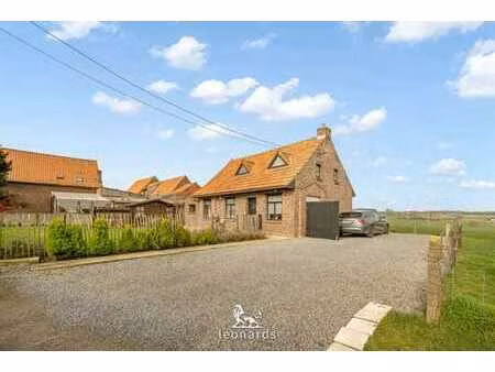 maison individuelle entourée de verdure au cœur