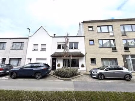 une maison magnifiquement rénovée avec grand jardin ensol...