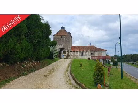 authentique propriété en pierre avec cour intérieure  grange  colombier et vue sur le...