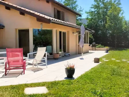 location meublée maison 6 pièces 210 m² à saint-genis-laval (69230)  2 870 €