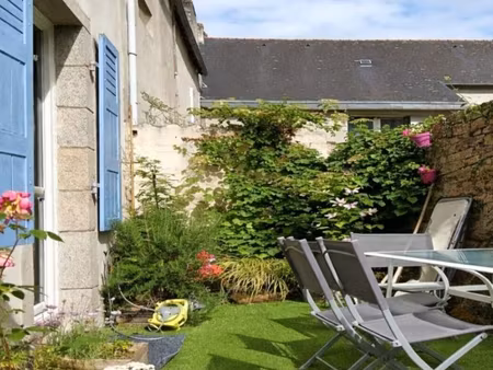 appartement 2 chambres à pont-aven en rez-de-chaussée avec une cour privative de 12 m²