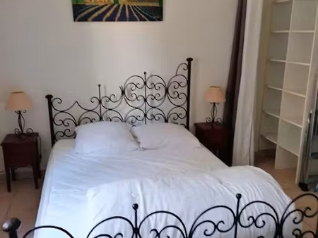 location meublée maison 5 pièces 100 m² à venasque (84210)  1 400 €