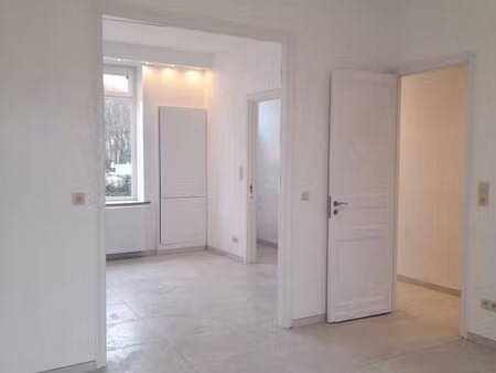 maison rénovée 2 chambres avec terrasse et jardin.