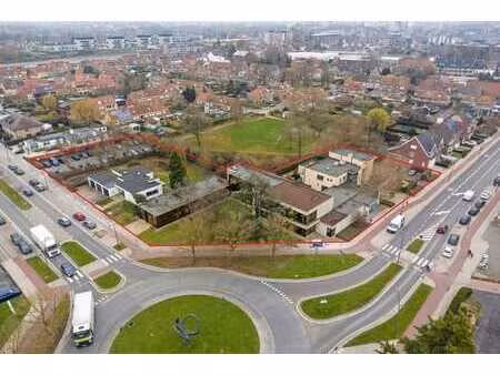 immeuble de bureaux dans un emplacement privilégié avec park