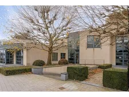 immeuble de bureaux dans un emplacement privilégié avec park