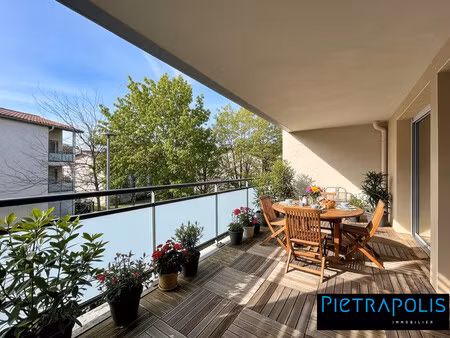 t4 lumineux avec balcon  au calme  à 2 pas des commerces et tra