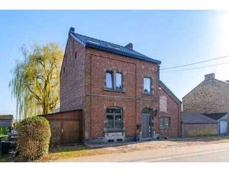 maison unifamiliale aux multiples charmes et possibilités