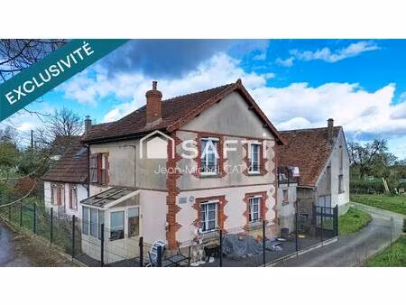 maison ancienne rénovée avec 3 chambres dans un environnement calme avec un petit étang en