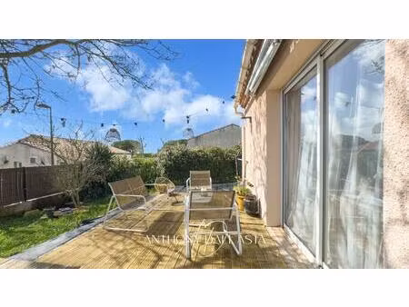 maison- 3 chambres- salon- séjour- cuisine- garage- jardin- terrasse