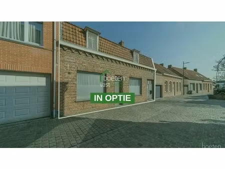reninge: gezellige dorpswoning met een gerenoveerd gelijkvloers  3 slpks & zolder en tuin 