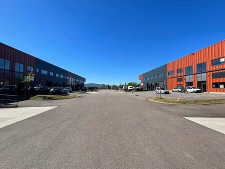 location local d'activités 1 211 m² à 2 436 m²