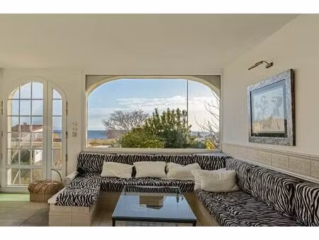 maison rénovée 4 pièces avec piscine et vue mer