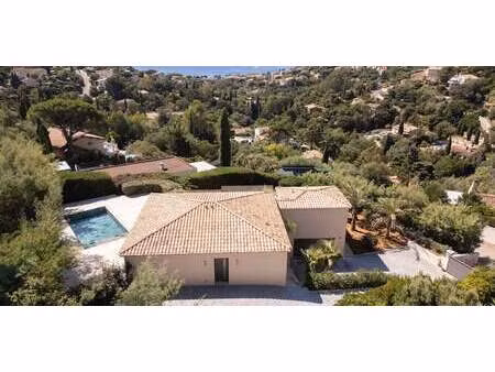 villa avec piscine et jardin les issambres (83)