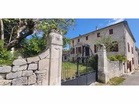 demeure d'exception du xiiie siècle avec jardin et dépendances