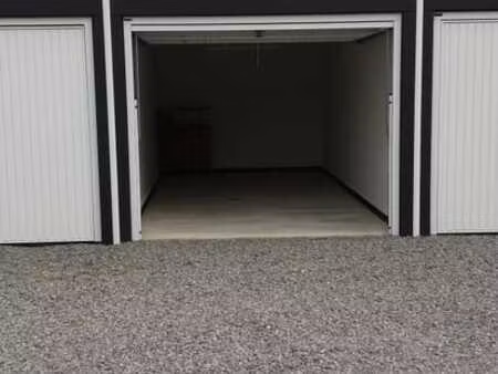 libre  nouveau box de garage à l' arrière d' une résidence