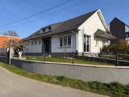 jolie maison 4 façades idéalement située à embourg