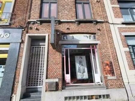 bel immeuble offrant un rdc commerciale et 1 bel appartement