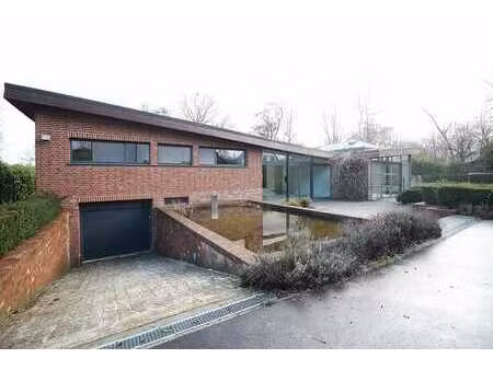 villa architecturale sur 24 ares avec piscine