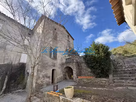 a proximité des mages mas en pierre mitoyen d'un côté sur 10